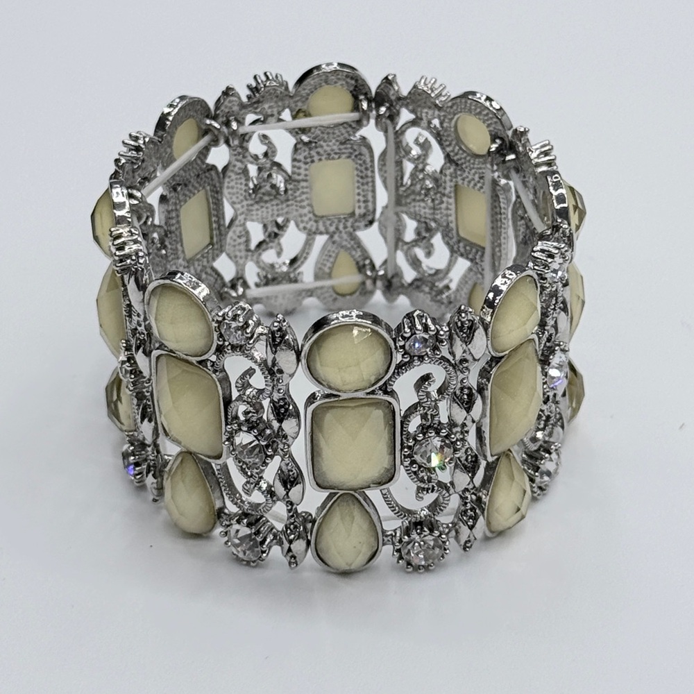🚨3 for $15🚨 Stretch Bracelet in Silver l-tone and Cream